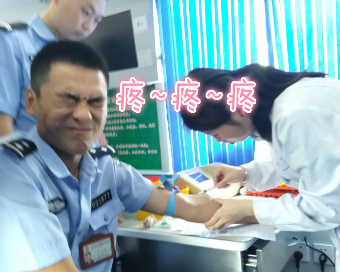 疼skr人！警察在移動獻血車上的表情包亮了
